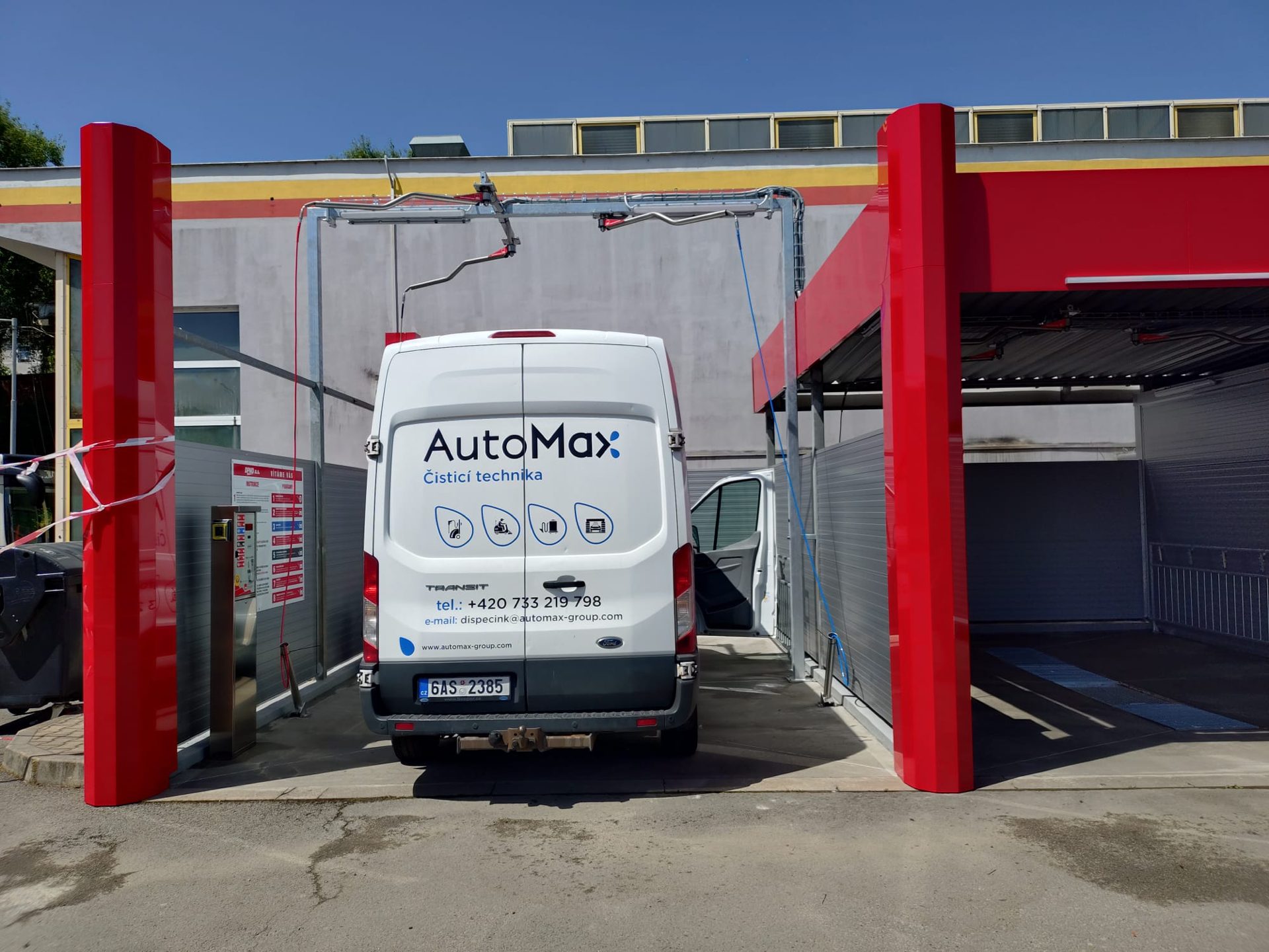 Servisní vůz AutoMax u mycího boxu DPMD